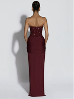 Robe de soirée élégante sans bretelles et sans manches, ajustée, blanche longue, drapée avec liens, ornée de détails brillants, pour femme