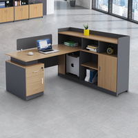 Bureau de travail moderne et simple pour employés, avec écran, casier et cloison, poste informatique pour employés