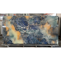 Dalle de pierre frittée MT Stone Deep Blue avec veines or et orange pour mur d'accentuation et comptoir de luxe