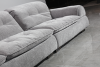 Canapé-lit Chesterfield moderne deux places en tissu, sans dossier, avec mousse réglable et accoudoirs carrés pour se détendre dans le salon