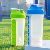700ml Protéine poudre Shaker Bouteille avec une semaine 7 jours pilulier conteneur mélange balle Inclus pour supplément de gym logo personnalisé