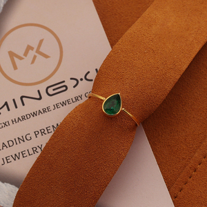 Anillo de Boda Unisex de Diseño Clásico y Simple, con Circonita Verde Creada en Laboratorio, Acero Inoxidable, Chapado en Oro de 18K, Certificado AIGS - Product Image 1