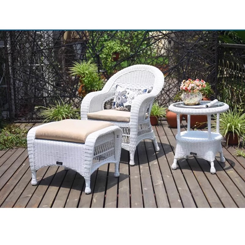Chaise en rotin, pied de table rond