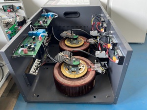 Высокоэффективные однофазные стабилизаторы напряжения переменного тока 10 кВА с LED-дисплеем, медные, для дома и мастерских - Product Image 3