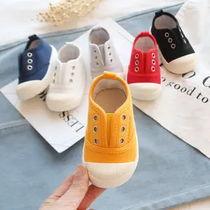 Desainer Grosir OEM ODM Warna Polos Lembut Anti-Slip Sepatu Kanvas Anak-anak Berwarna Permen Ortopedi untuk Promosi