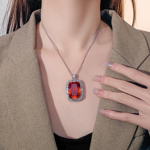 Collier pendentif en laiton de style floral avec grand coussin en zircon cubique, finition polie de qualité supérieure, pour femme, usage quotidien - Product Image 3