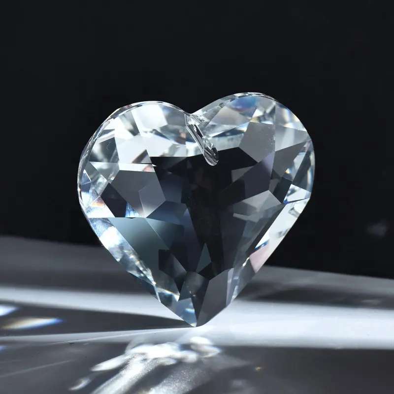 Vente en gros de pendentifs en forme de cœur pour attrape-soleil, différents styles en verre cristal clair