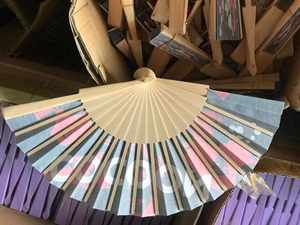 Éventail pliant portable en bois de haute qualité, personnalisé, en bambou et papier, avec technique de peinture - Product Image 6