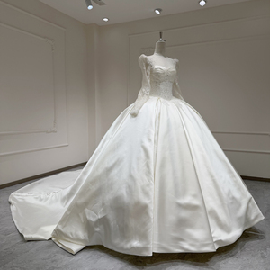 Robe de mariée de bal moderne en satin français texturé perlé à manches longues Xx59 avec appliques, décolleté cœur, dos nu et traîne chapelle - Product Image 4