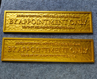 Plaque rectangulaire longue en laiton massif doré brillant, gravée sur mesure, avec lettres en relief, pour affichage d'informations, signalétique murale ou enseigne commerciale
