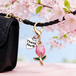 Porte-clés esthétique en émail rose avec breloque cœur tulipe et lettre, pendentif floral pour sac avec fermoir mousqueton, petit cadeau créatif pour elle - Product Image 4