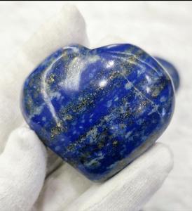 Cœur en cristal de lapis-lazuli naturel de qualité export pour la méditation, la guérison des chakras, l'énergie spirituelle et le soulagement du stress – En vente - Product Image 1