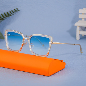 Nouvelles lunettes de soleil œil de chat pour femmes, protection UV400, monture carrée, verres dégradés bleu or, monture noire, matériau PC, style tendance - Product Image 4