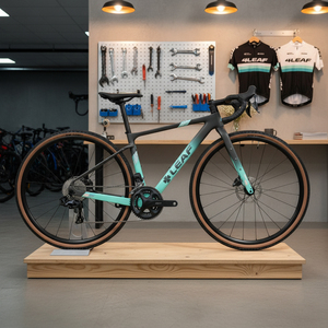 Bicicleta de Gravel de Fibra de Carbono - Bicicleta de Aventura para Hombre con Geometría Moderna y Capacidad Todoterreno para Ciclismo Fuera de Carretera - Product Image 1