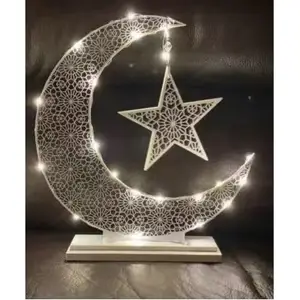 Piso de madeira com três pingentes para lua crescente do Ramadã, feriado e decoração do Ramadã, Mubarak Eid