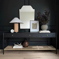 Table console moderne en chêne noir, style luxe discret, avec étagère en rotin tressé, pour entrée, couloir, hall d'entrée, maison moderne