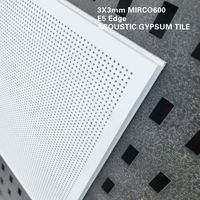 Plaques de plafond en plâtre 600*600mm, acoustiques et conçues pour une isolation phonique efficace dans les auditoriums, les grandes salles, les carreaux