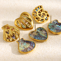 Boucles d'oreilles pendantes chic en acier inoxydable plaqué or 18 carats, motif coquillage creux corail et abalone, pour femme, style plage et océan