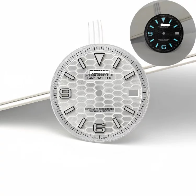 Quadrante bianco con logo S e lancette nere