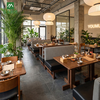 Ensemble de tables et chaises de restaurant commercial moderne personnalisable, avec plateau en pierre frittée, structure en bois et métal, et banquette de café