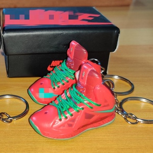 Высококачественный новейший оптовый брелок-карабин в виде миниатюрной модели кроссовок LeBron, классический ретро-баскетбольный 3D-сувенир для фанатов - Product Image 1