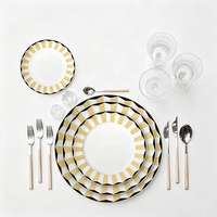 Ensemble de vaisselle en céramique géométrique nordique avec bord doré, assiettes, tasses, cafetière, carafe à lait pour l'hôtellerie et la restauration