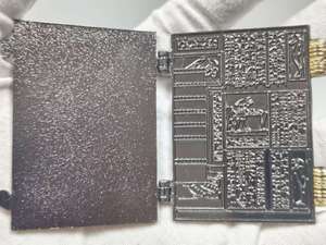 2025 Vàng Đen Nickel Mạ Tinh Tế Cứng Men Tốt Nghiệp Sinh Nhật Bên Bản Lề Pins Phù Hiệu Với <span class=keywords><strong>Dangler</strong></span> - Product Image 5