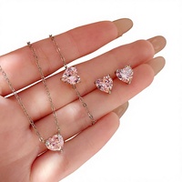 Collier pendentif cœur en zircon rose découpé floral, style vintage minimaliste et exquis 2026, et boucles d'oreilles clous en forme de cœur ultra-brillantes