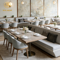 Banquette longue capitonnée en velours gris clair style crème minimaliste, ensemble table et chaises en bois, mobilier de café et de restaurant