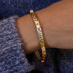 Bracelet martelé en or 18 carats avec diamants ronds incrustés, bijoux unisexes pour tous les jours - Product Image 3