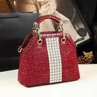 Sac à main carré élégant à motif crocodile pour femmes d'âge mûr, fermeture éclair, toile et cuir verni, orné de dentelle et de diamants