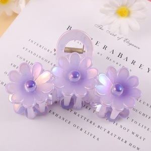 Pinza para el pelo de tres capas con diseño de flor de huevo y estilo de tiburón, hecha de resina y plástico duradero, ideal para un look de vacaciones. - Product Image 5