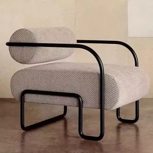 Cadeira de sala de estar com design criativo, cadeira de metal com descanso para braço estofado lazer
