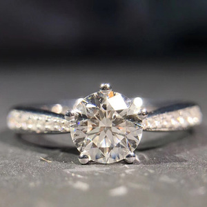 Anello da Donna Q754 in Oro Bianco con Diamante Taglio Brillante Rotondo Colore G Naturale Anello di Fidanzamento con Diamanti Laterali - Product Image 1