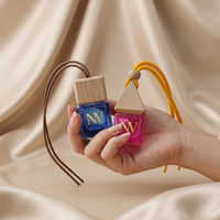 Vente en gros de flacons diffuseurs de parfum pour voiture en verre coloré mini 8ml personnalisés et vides, avec bouchon à vis en bois et cordon, pour désodorisant d'ambiance, direct usine