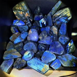 Prix d'usine, cristal gravé poli de forme libre, ornement en <span class=keywords><strong>labradorite</strong></span> bleue forte et élégante par Kindfull Crystal - Product Image 1