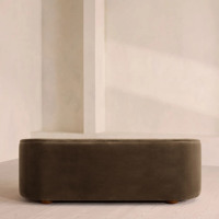 Canapé en tissu beige de luxe italien, causeuse incurvée cannelée avec table d'appoint, siège profond, mobilier de salon pour maison, villa, hôtel, lounge