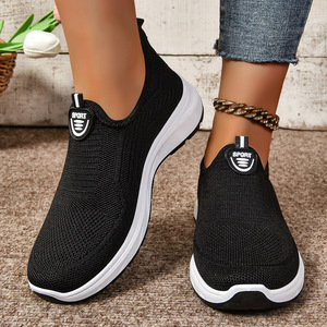 รองเท้ากีฬาลำลองผู้ชาย ระบายอากาศได้ดี สีขาวดำ ปรับแต่งได้ หนังแท้ ซับในตาข่าย พื้นยางมีไฟ - Product Image 4