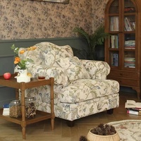 Fauteuil d'appoint en tissu à imprimé floral, accoudoirs roulés, dossier festonné, coussins moelleux, pieds en bois massif, meubles de salon style campagne