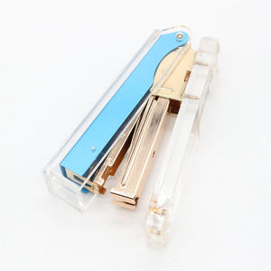Kits <span class=keywords><strong>de</strong></span> papelería modernos personalizados JSM, <span class=keywords><strong>grapadora</strong></span> <span class=keywords><strong>de</strong></span> <span class=keywords><strong>mesa</strong></span> azul acrílica transparente, superventas, colores <span class=keywords><strong>de</strong></span> moda, potencia Manual, bonita y hermosa - Product Image 3