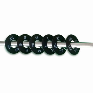 Divisor <span class=keywords><strong>de</strong></span> tamaño <span class=keywords><strong>de</strong></span> plástico para <span class=keywords><strong>ropa</strong></span> <span class=keywords><strong>de</strong></span> armario para clasificar <span class=keywords><strong>ropa</strong></span> reutilizable negro estante <span class=keywords><strong>de</strong></span> <span class=keywords><strong>ropa</strong></span> tamaño redondo divisor Etiqueta <span class=keywords><strong>de</strong></span> tamaño <span class=keywords><strong>de</strong></span> <span class=keywords><strong>ropa</strong></span> - Product Image 1