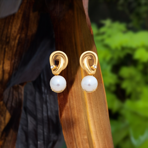 Boucles d'oreilles pendantes tendance en acier inoxydable 316L plaqué or PVD avec perles, durables et résistantes - Product Image 3