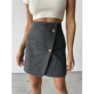 ชุดเสื้อแจ็คเก็ตแคชเมียร์ครอปสำหรับผู้หญิงสีแอนทราไซต์และกระโปรงสั้นติดกระดุม - Product Image 4