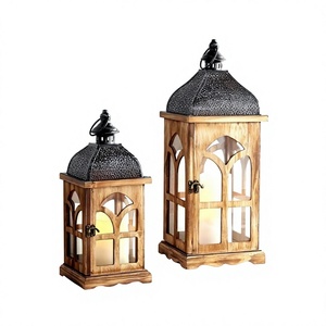 Lanternes rustiques en bois, lot de 2, avec fenêtre en verre gothique en forme d'arche et toit en métal gaufré, pour décoration suspendue de ferme et de maison - Product Image 1