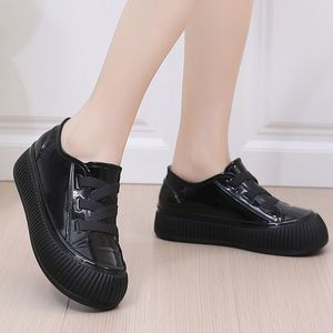 Botas de lluvia impermeables para mujer, suela gruesa, zapatos de goma de caña baja para exteriores, cocina, lavado de autos - Product Image 3