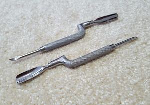 Empujador y Cortaúñas Curvo de Doble Cara de Acero Inoxidable Kaneka Enterprises con Logotipo Personalizado para la Eliminación de Piel Muerta - Product Image 2