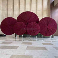 Décor de toile de fond en tissu élégant de luxe avec découpe en forme de cœur rouge pour événements de fiançailles, cabines photo de mariage et propositions de mariage haut de gamme