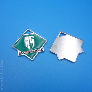 Badge métallique personnalisé de forme irrégulière, en alliage de zinc nickelé brillant, avec logo Gamer Storm et impression personnalisée - Product Image 1