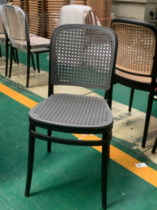 Chaise empilable en plastique tressé imitation rotin, chaise de salle à manger durable sans accoudoirs en PP pour restaurant, hôtel, mariage, événementiel et <span class=keywords><strong>location</strong></span> - Product Image 3