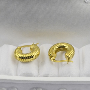 Boucles d'oreilles créoles épaisses plaquées or 18 carats, bijoux de mode - Product Image 4